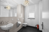 Villa Regensburger Westen-23 - Besser als eine Penthouse Wohnung! Große Dachterrasse, schöner Garten, hohe Räume und 5x TG-Plätze!
