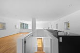Villa Regensburger Westen-28 - Besser als eine Penthouse Wohnung! Große Dachterrasse, schöner Garten, hohe Räume und 5x TG-Plätze!