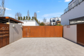 Villa Regensburger Westen-34 - Besser als eine Penthouse Wohnung! Große Dachterrasse, schöner Garten, hohe Räume und 5x TG-Plätze!