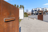 Villa Regensburger Westen-35 - Besser als eine Penthouse Wohnung! Große Dachterrasse, schöner Garten, hohe Räume und 5x TG-Plätze!
