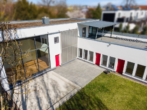 Villa Regensburger Westen-36 - Besser als eine Penthouse Wohnung! Große Dachterrasse, schöner Garten, hohe Räume und 5x TG-Plätze!