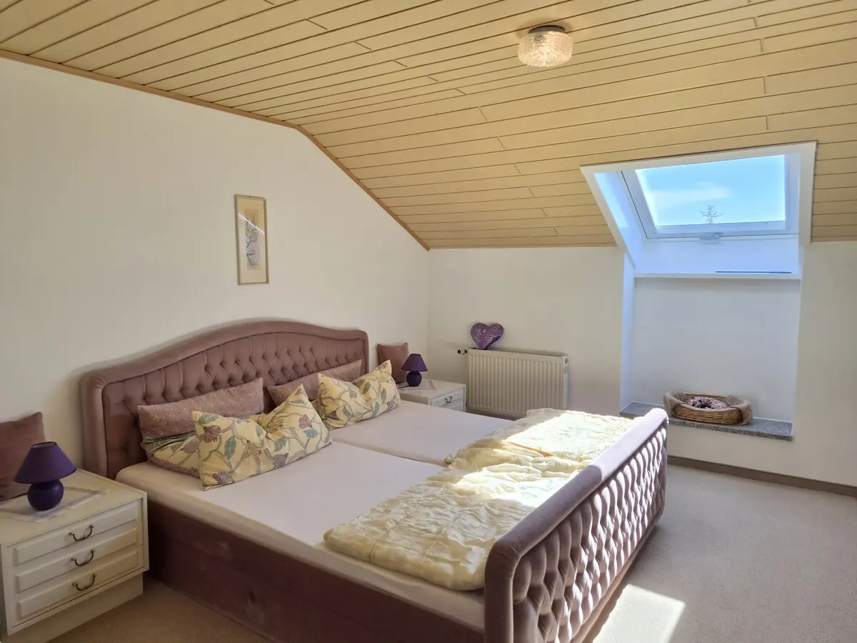 Schlafzimmer DG