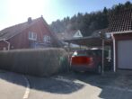 Ruhig gelegene Doppelhaushälfte auf Erbpachtgrundstück in Irlbach - Hausansicht mit Garage
