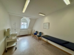 3 Wohnzimmer (aktuell Praxis) - Gemütliche Maisonette-Wohnung mit Balkon – Bestlage direkt am Marktplatz!