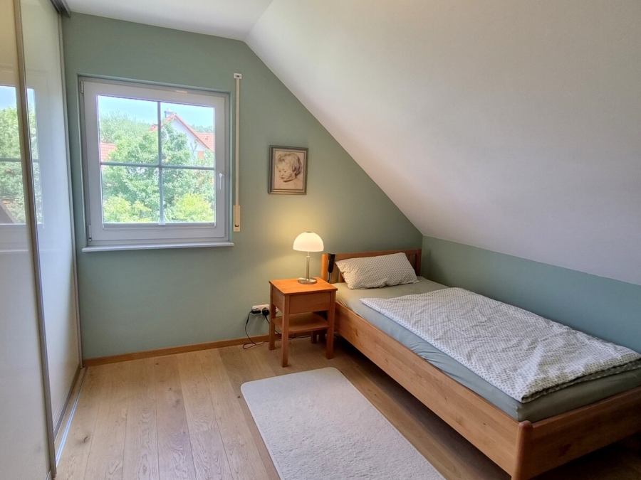 Kind 2 mit Einbauschrank