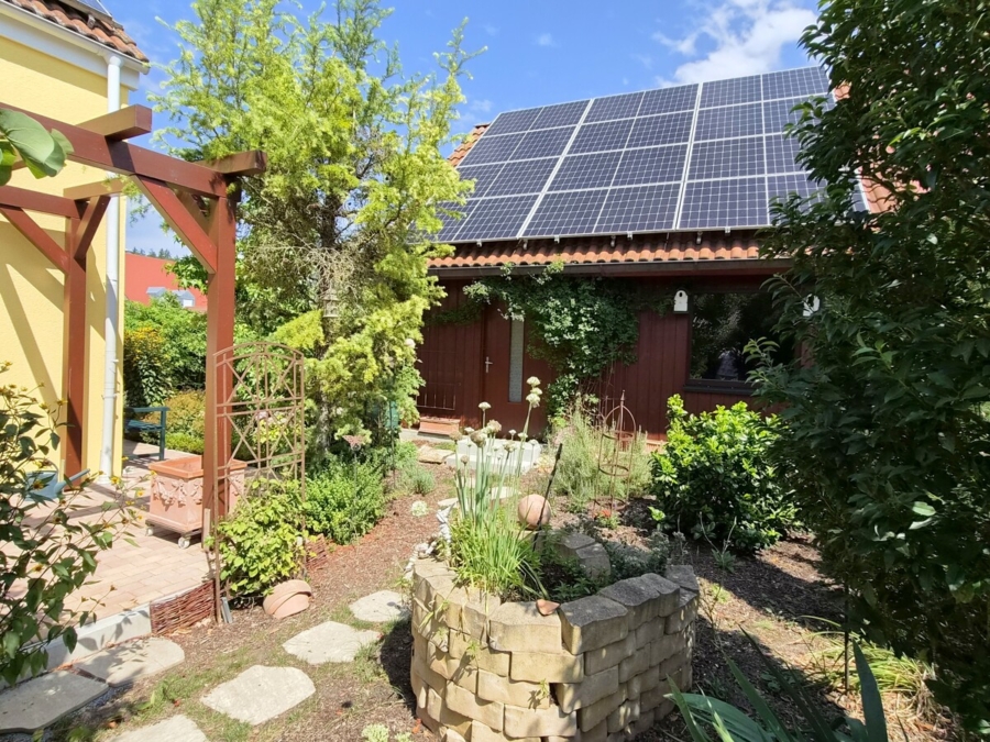 Garten mit Photovoltaik auf der Garage