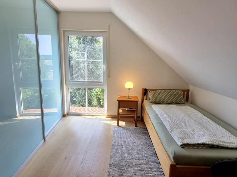 Kind 1 mit Einbauschrank