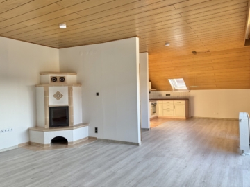 Attraktive 4-Zimmer-Wohnung mit Balkon, Kaminofen & Garage in Schwandorf-Klardorf, 92421 Schwandorf, Dachgeschosswohnung