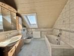 Badezimmer - Attraktive 4-Zimmer-Wohnung mit Balkon, Kaminofen & Garage in Schwandorf-Klardorf
