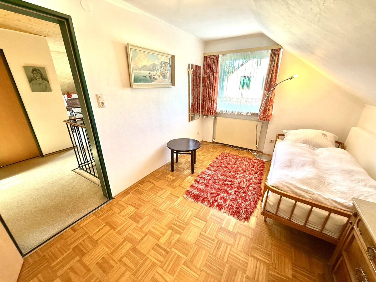 In Ihrem Kinderzimmer gen Diele & Badezimmer