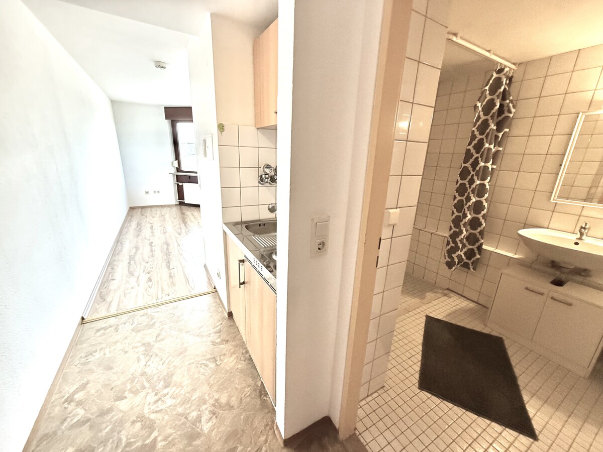 In der Diele Ihres Appartementes gen Badezimmer