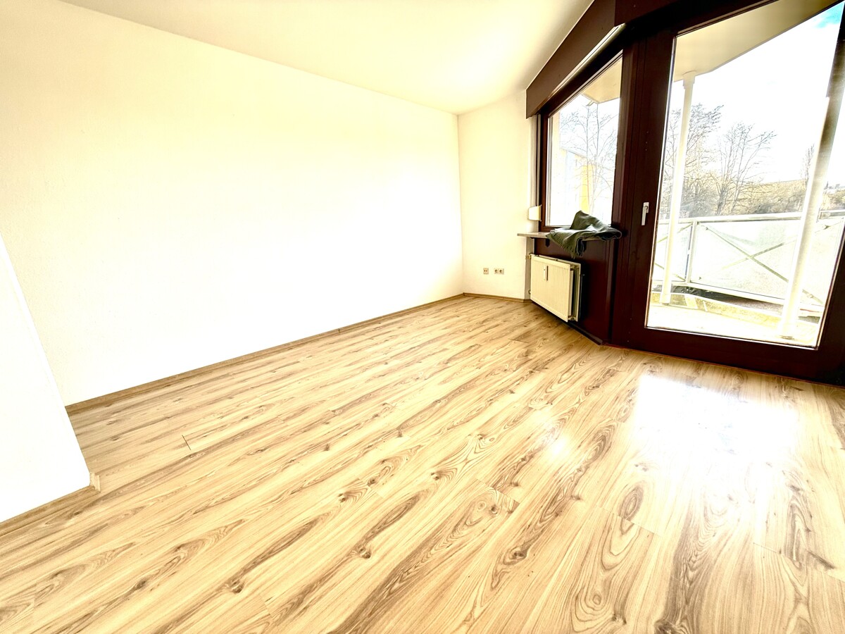 In Ihrem Appartement gen Balkon