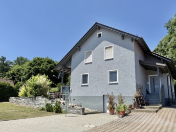 Großzügiges Zweifamilienhaus mit Traumgrundstück in Schwandorf-Grünwald! „Zwei Generationen unter einem Dach“, 92421 Schwandorf, Zweifamilienhaus