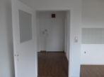 Küche Richtung Flur - Geräumige Hochparterre-2-Zi.-Wohnung mit großem Balkon!