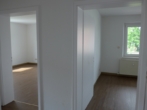Flur Richtung Wohn-/Schalfzimmer - Geräumige Hochparterre-2-Zi.-Wohnung mit großem Balkon!