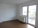 Im Wohnzimmer - Geräumige Hochparterre-2-Zi.-Wohnung mit großem Balkon!