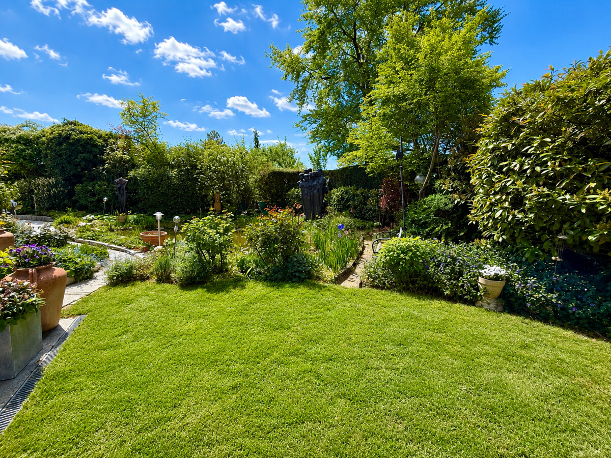 Ihr Garten mit Teich gen Süden