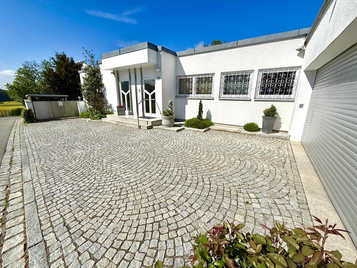 Ihr Bungalow mit Doppelgarage von Osten