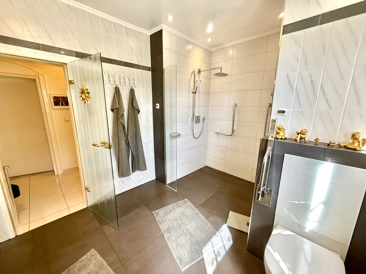 Ihr Badezimmer mit Dusche gen Diele