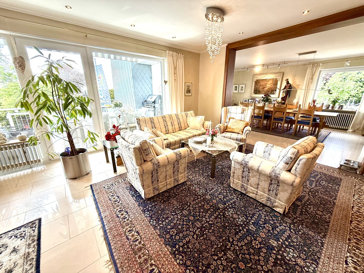 In Ihrem Wohnzimmer gen Balkon & Esszimmer