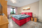 Schlafzimmer EG - Zweifamilienhaus in ruhiger Traumlage – Stil, Komfort & Natur