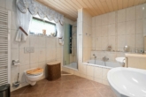 Badezimmer EG - Zweifamilienhaus in ruhiger Traumlage – Stil, Komfort & Natur