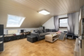 Wohnzimmer DG - Zweifamilienhaus in ruhiger Traumlage – Stil, Komfort & Natur