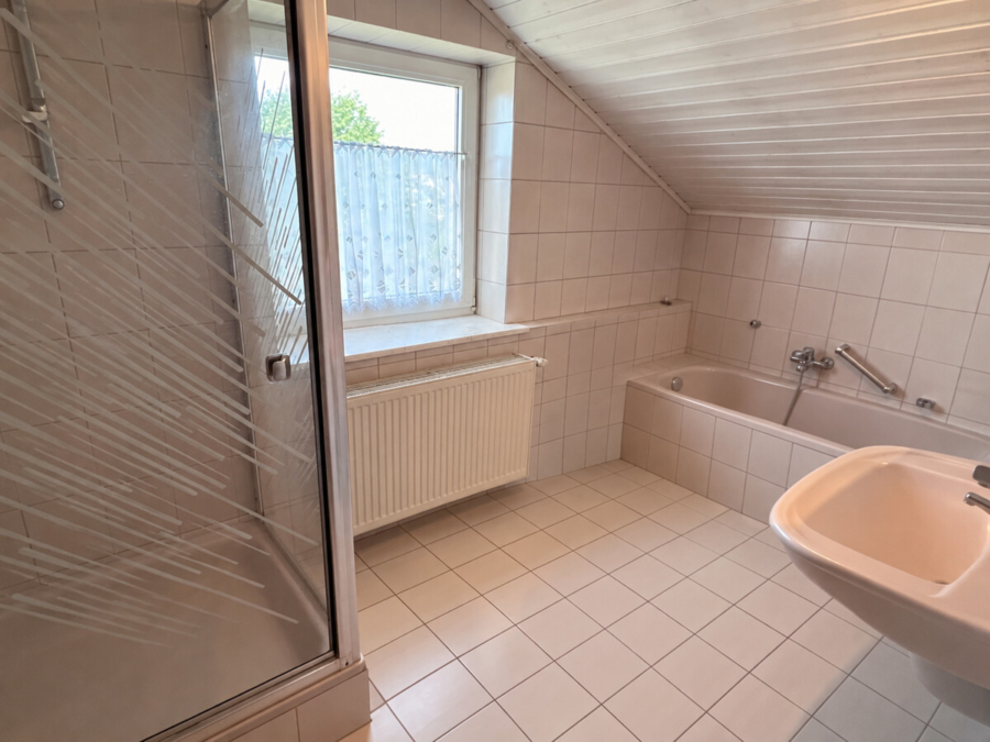 Badezimmer Dachgeschoss (KI optimiert)