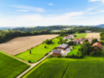 Drohnenaufnahme - Eins, zwei oder drei – flexibles Wohnen mit VIEL Raum zum Leben, PV-Anlage & Nebengebäude