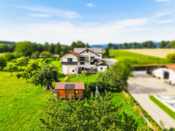 Eins, zwei oder drei – flexibles Wohnen mit VIEL Raum zum Leben, PV-Anlage & Nebengebäude, 94336 Hunderdorf, Mehrfamilienhaus