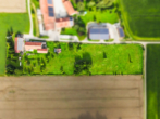 Drohnenaufnahme - Eins, zwei oder drei – flexibles Wohnen mit VIEL Raum zum Leben, PV-Anlage & Nebengebäude