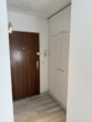 Eingang mit Einbauschrank - Helle 2-Zimmer-Wohnung Nähe Landratsamt – sofort verfügbar!
