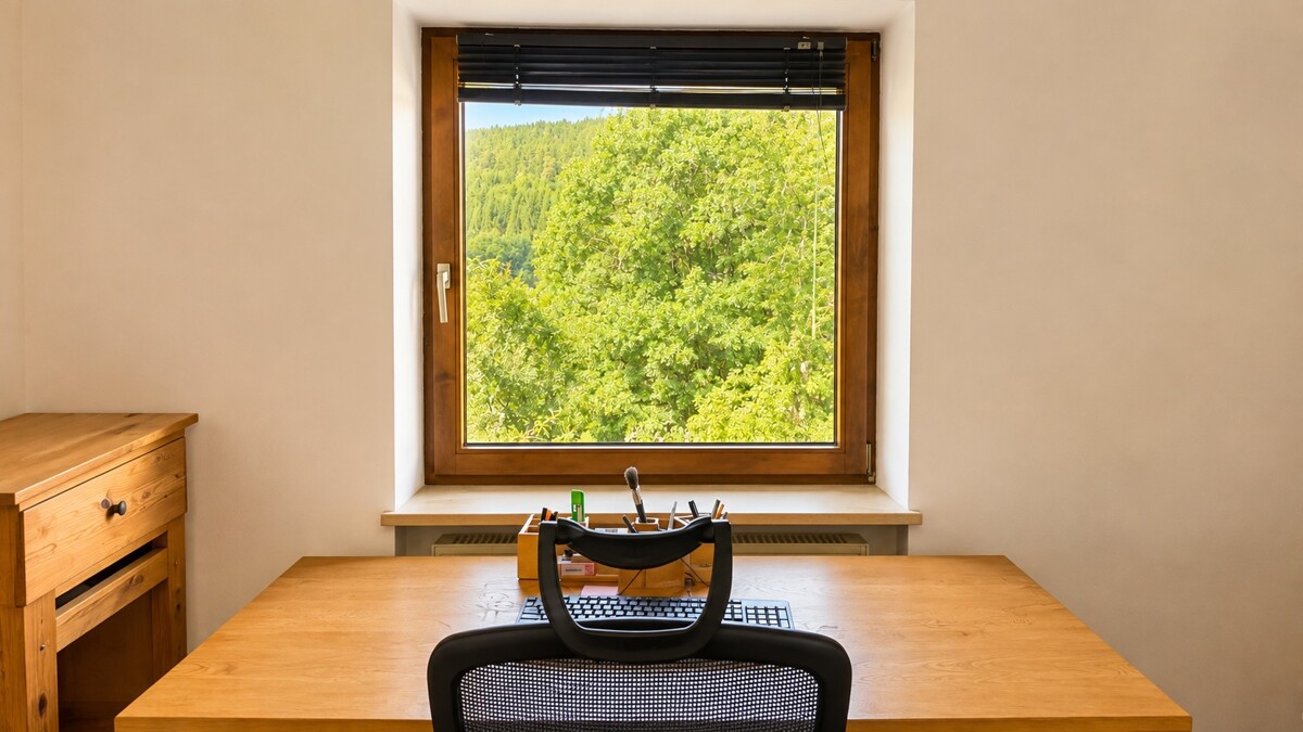 Arbeitszimmer mit Blick ins Grüne