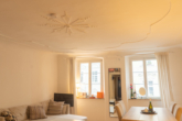 Wohnzimmer mit Stuckdecke - Ihr Kleinod inmitten der Passauer Altstadt: Denkmalobjekt am Residenzplatz