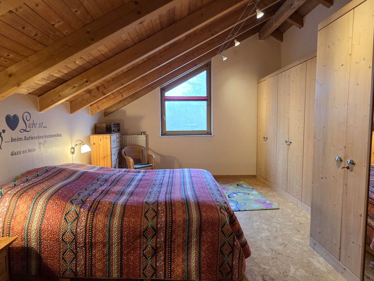 Schlafzimmer mit Einbauschrank