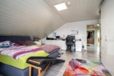 Schlafzimmer DG - Zweifamilienhaus in ruhiger Traumlage – Stil, Komfort & Natur