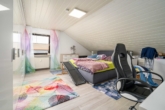 Schlafzimmer DG - Zweifamilienhaus in ruhiger Traumlage – Stil, Komfort & Natur