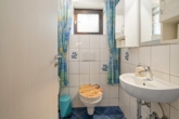 Gäste-WC EG - Zweifamilienhaus in ruhiger Traumlage – Stil, Komfort & Natur