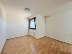 Schlafzimmer OG - Charmante Maisonette-Wohnung auf Erbpachtgrundstück mit Tiefgaragenstellplatz