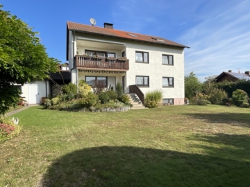 Platz für zwei Generationen und mehr! Gepflegtes drei Familienhaus in ruhiger Lage, 93173 Wenzenbach, Mehrfamilienhaus