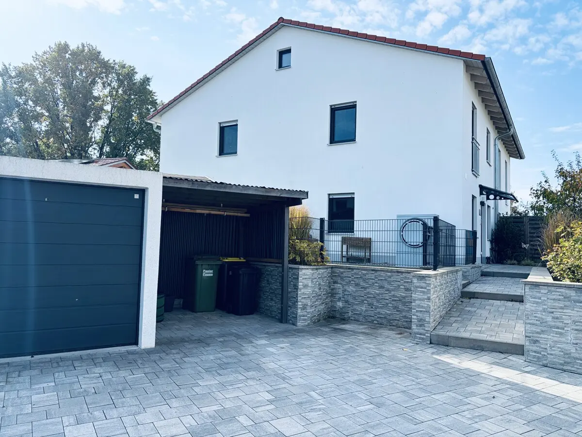 Ost-Ansicht mit Garage