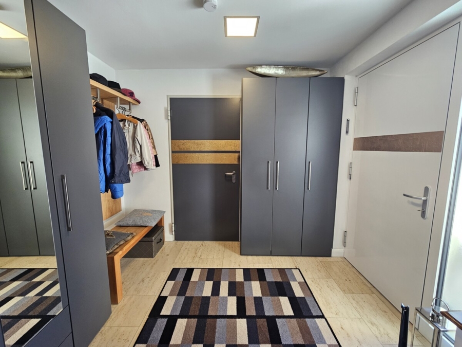 Eingang, Windfang mit Durchgang zur Garage