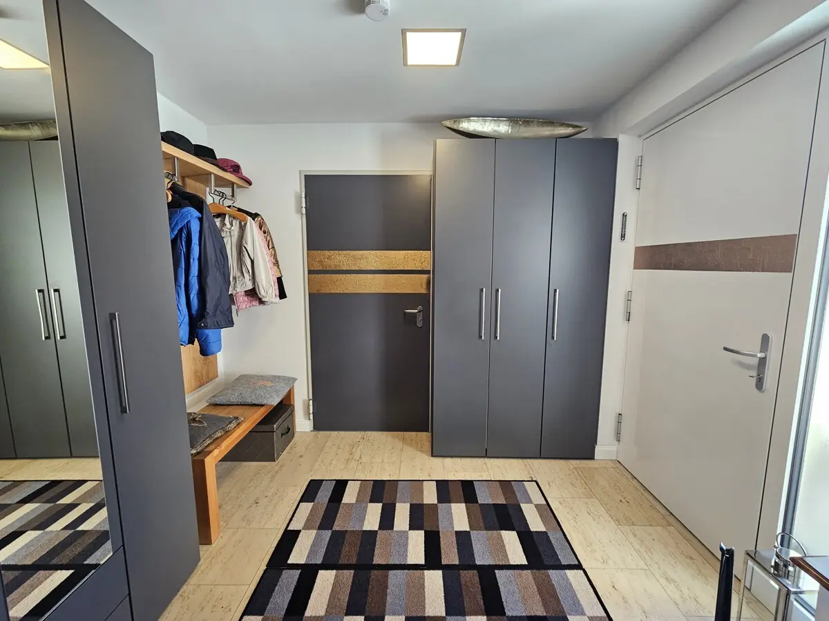 Eingang, Windfang mit Durchgang zur Garage