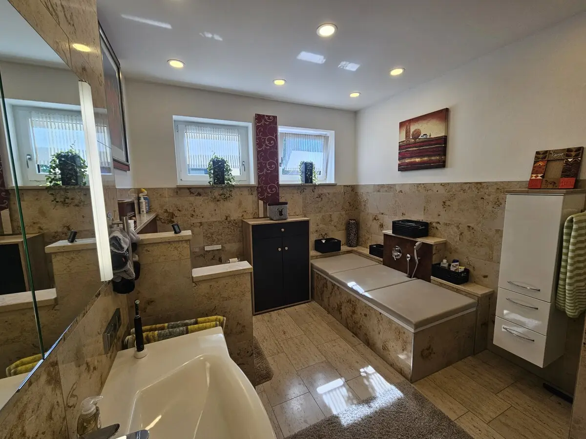 Bad mit Wanne und Dusche