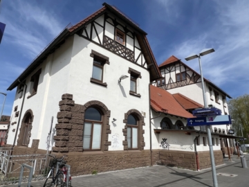 Eine Rarität auf dem Immobilienmarkt – Denkmalgeschützter Bahnhof als Renditeobjekt!, 98574 Schmalkalden OT Wernshausen, Haus