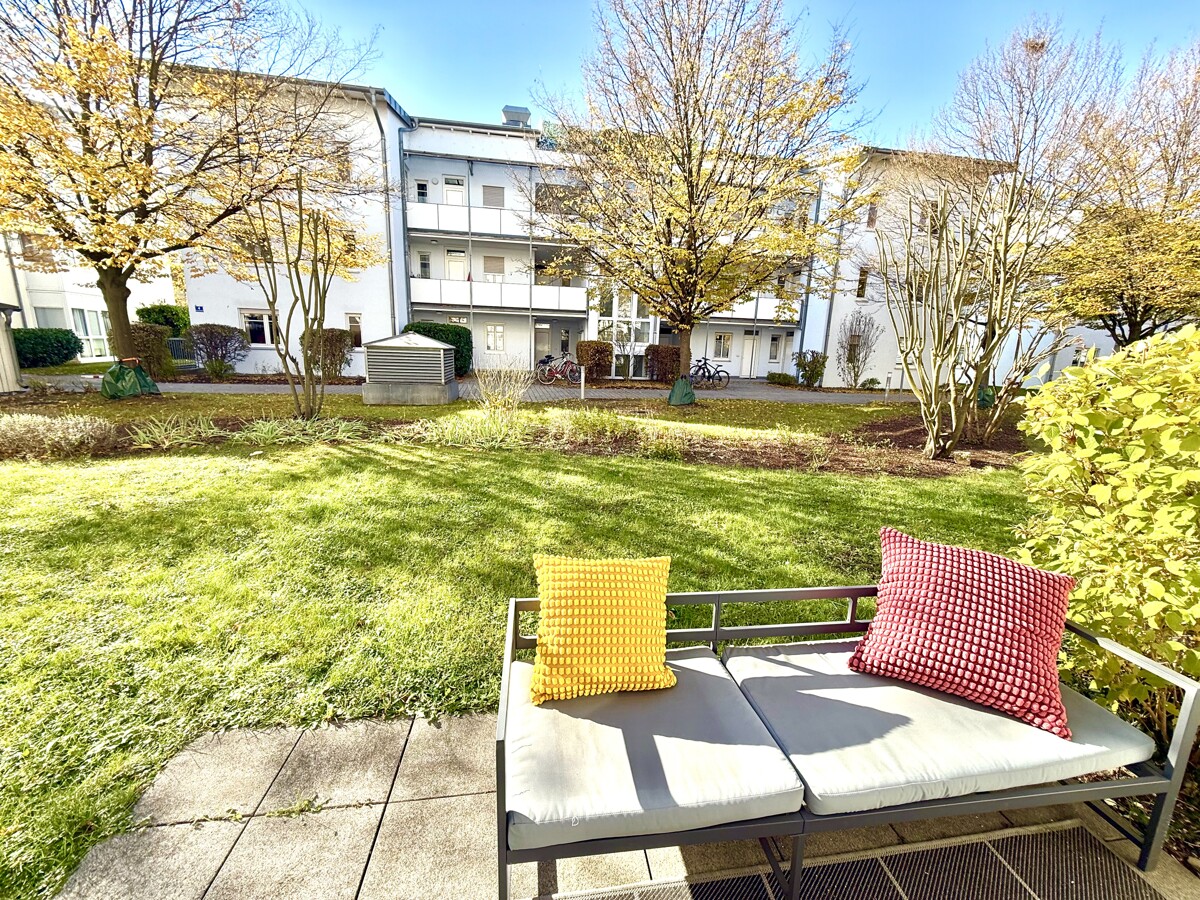 Der Blick von Ihrer Terrasse über Ihren Garten gen Westen