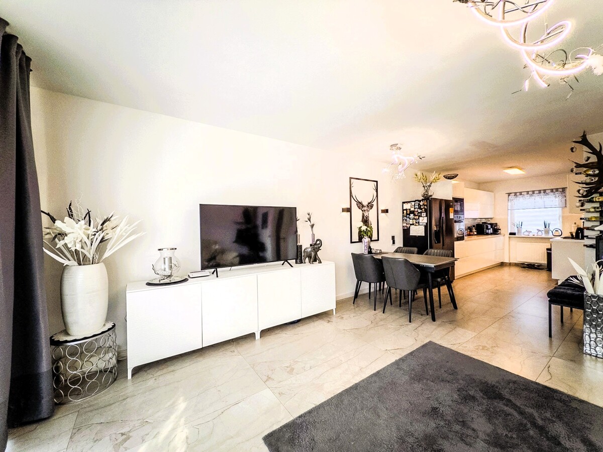 Wohnzimmer mit Essbereich und Küche