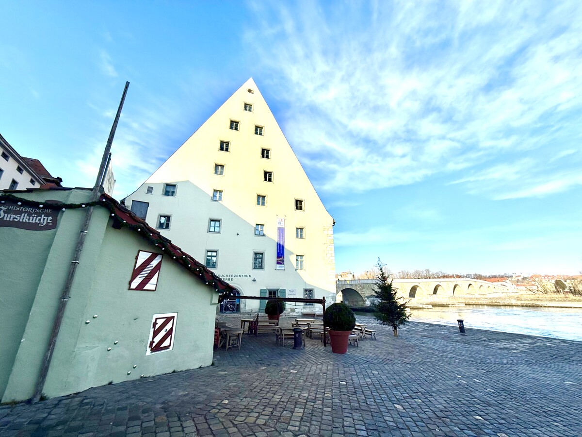 Historische Wurstkuchl, Salzstadl & Donau