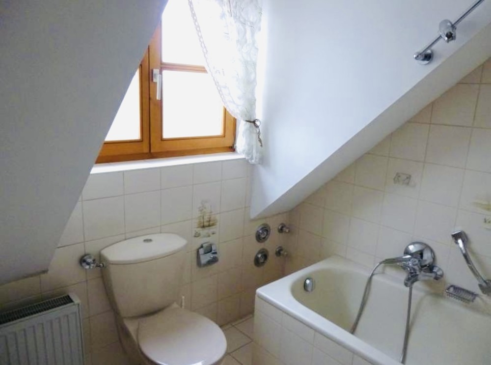 Ihr Badezimmer mit Wanne & Fenster