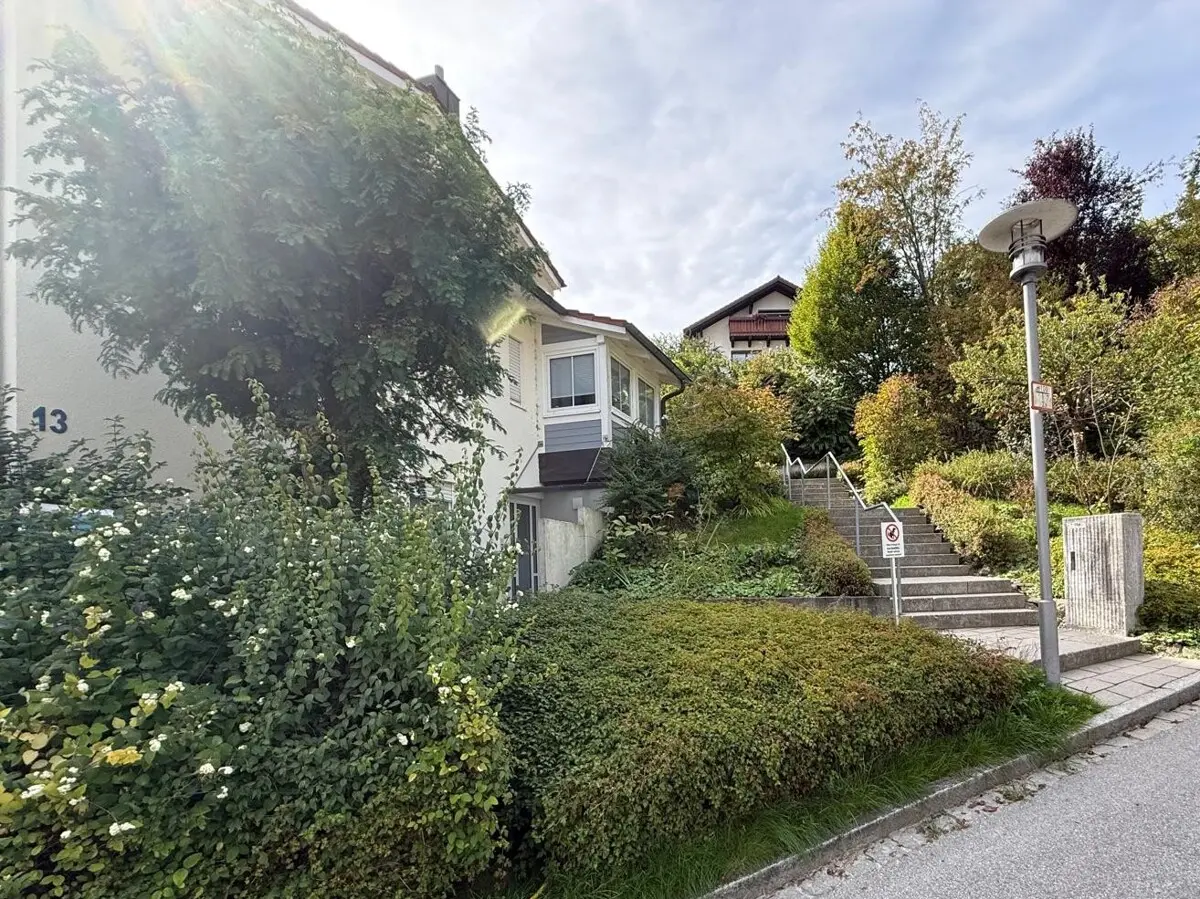 Treppenaufgang von der Straße zum Haus